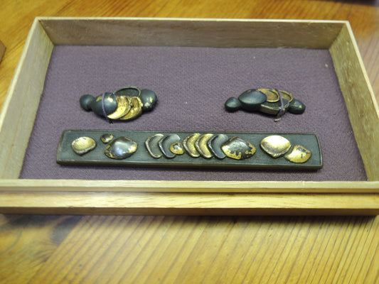 Antique Kozuka and Menuki set Japan Samurai katana Edo period Hamaguri no zu